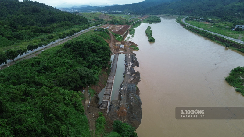 The Red River embankment project (Urban Sub-area No. 15, Lao Cai City, Lao Cai Province) has a length of nearly 1km, with a total investment of more than 200 billion VND. This is an investment project that has been approved by the People's Committee of Lao Cai province since November 2017.