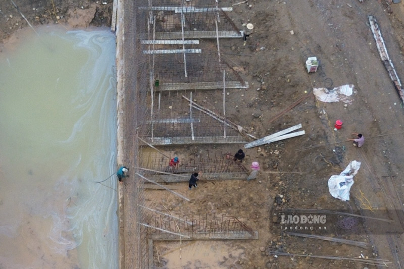 Recorded by the reporter in the last days of July, at the embankment project site, workers and machinery were working enthusiastically, even though it was getting dark and it was starting to rain lightly.