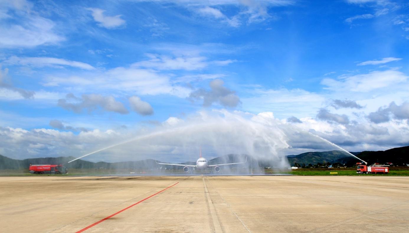 Water cannon ceremony welcomes international flights. Photo: Lien Khuong International Airport