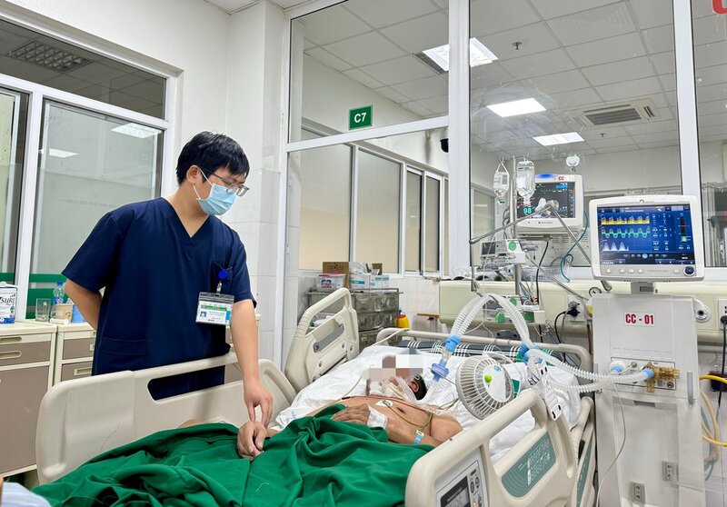 Bác sĩ điều trị cho bệnh nhân bị uốn ván. Ảnh: Thanh Đặng