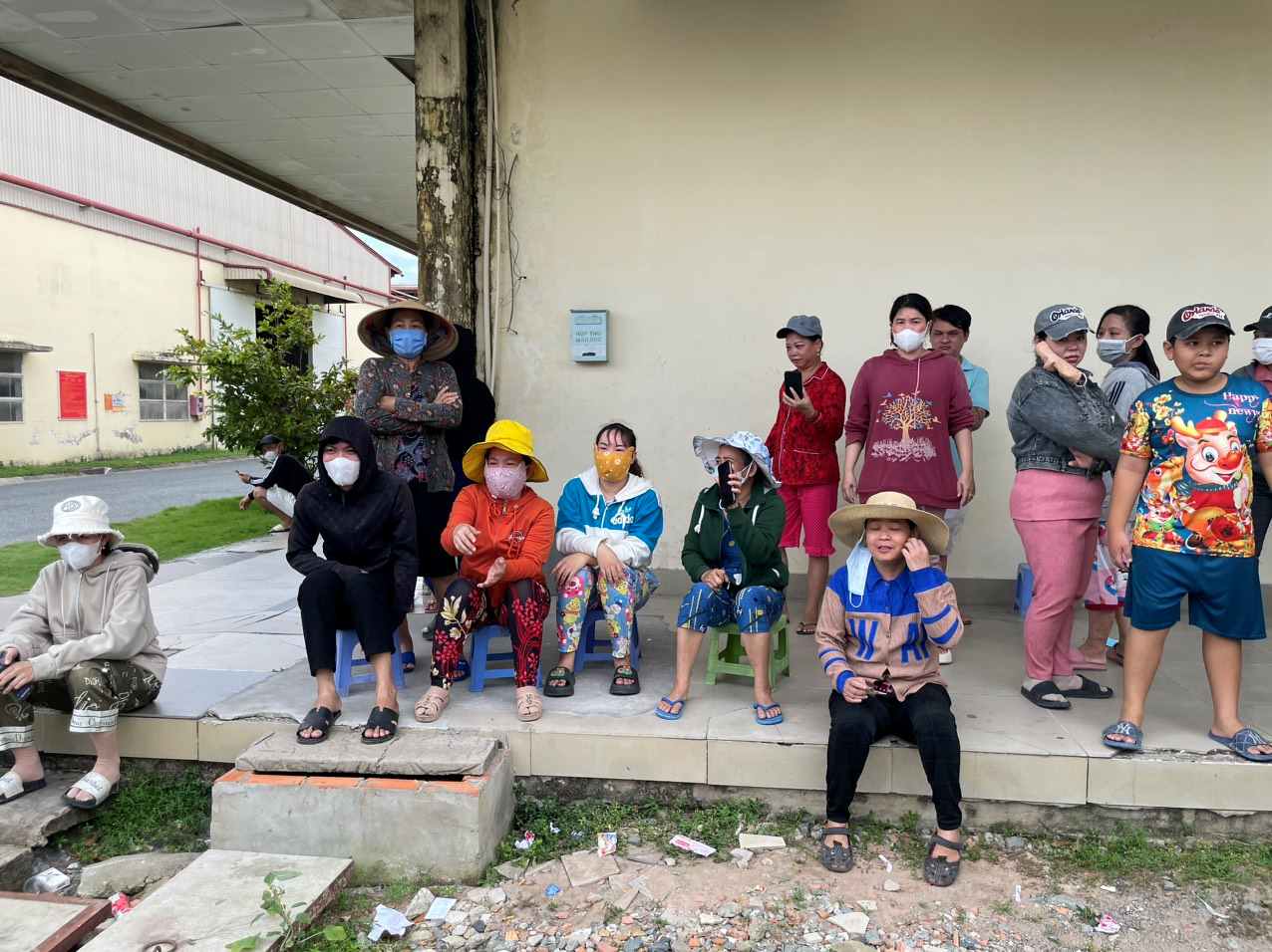 Workers come to the company and wait for their salaries. Photo: Dinh Trong