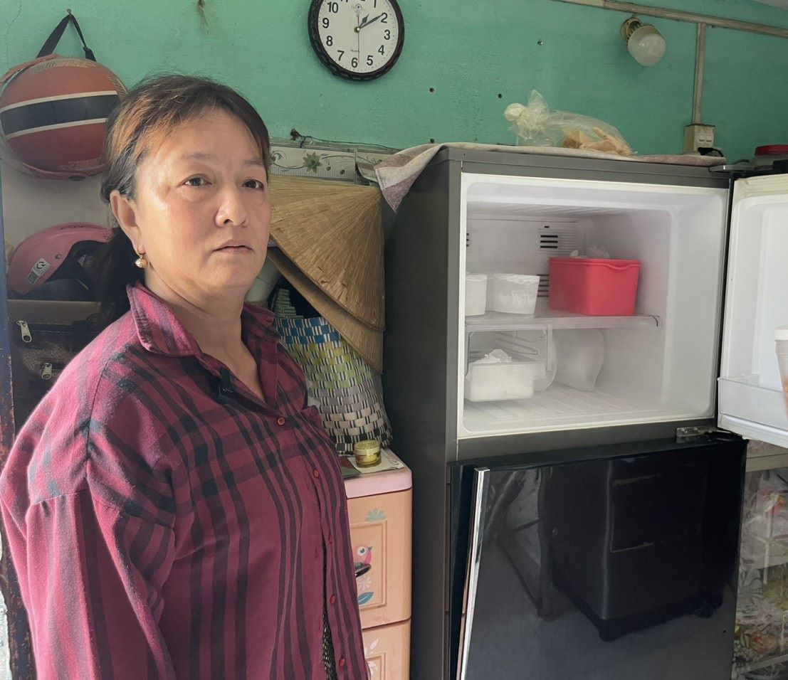 Ms. Lien's refrigerator was completely empty of food, and she had no money to buy it. Photo: Dinh Trong