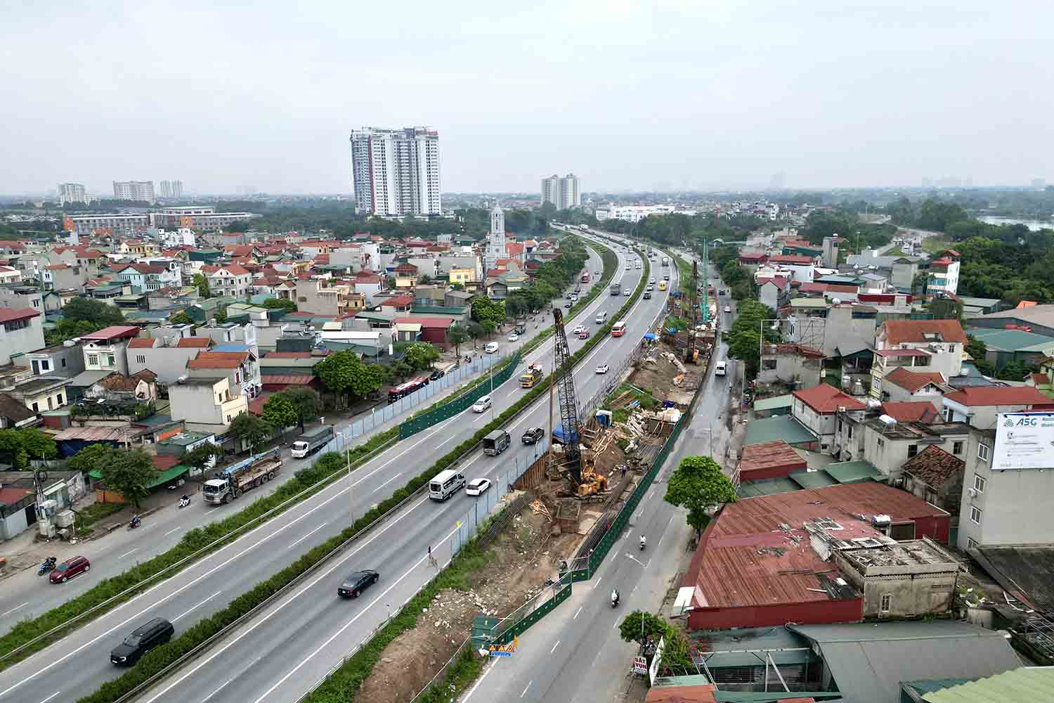 Tình trạng thi công cầm chừng cũng diễn ra tại điểm cuối dự án, tại nút giao với Vành đai 3. Ảnh: Hữu Chánh