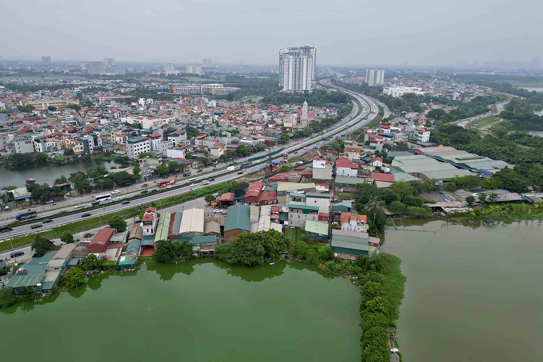 Dự án trải dài hơn 3 km nhưng việc thi công chỉ diễn ra hai điểm đầu và cuối dự án. Nếu chính quyền quận Hoàng Mai và huyện Thanh Trì chậm trễ trong việc bàn giao mặt bằng, dự án sẽ không thể về đích theo đúng tiến độ vào năm 2025. Ảnh: Hữu Chánh