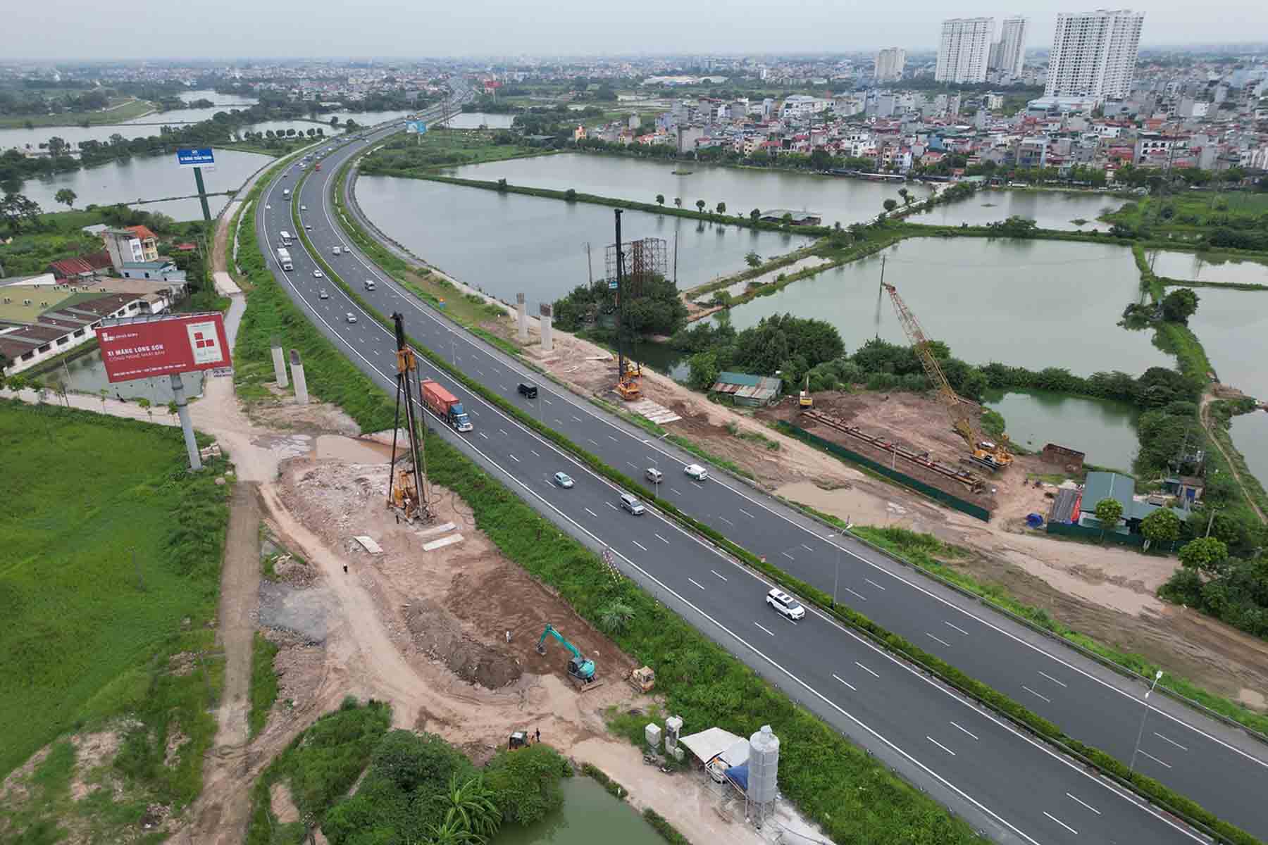 After one year from the start date, the expressway project has only started construction at the beginning and end of the project. In the photo is the starting point of the project, at the intersection of Phap Van - Cau Gie expressway. Photo: Huu Chanh