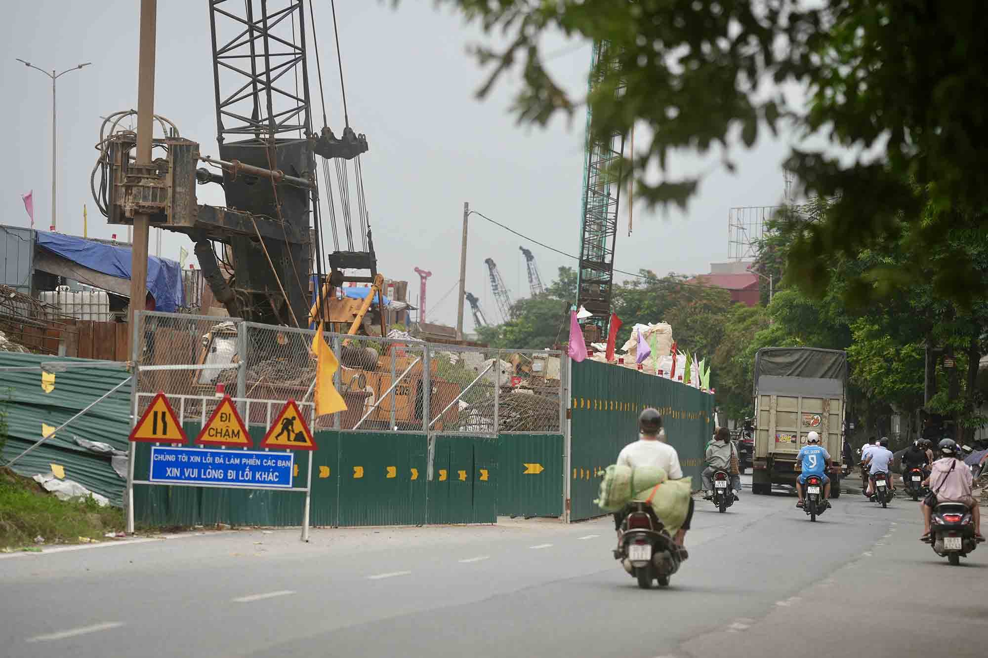 Hàng rào chắn dài 130 m, cao 2 m được dựng lên tại đường gom Vành đai 3 hồi đầu năm 2024 để thi công dự án.