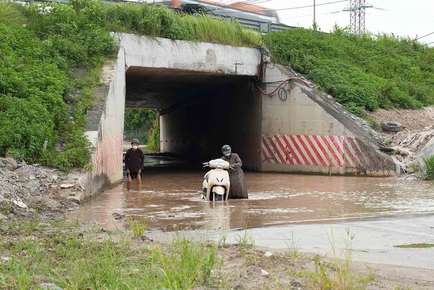 An underground tunnel in the project area was deeply flooded, making people's travel difficult. Photo: Huu Chanh