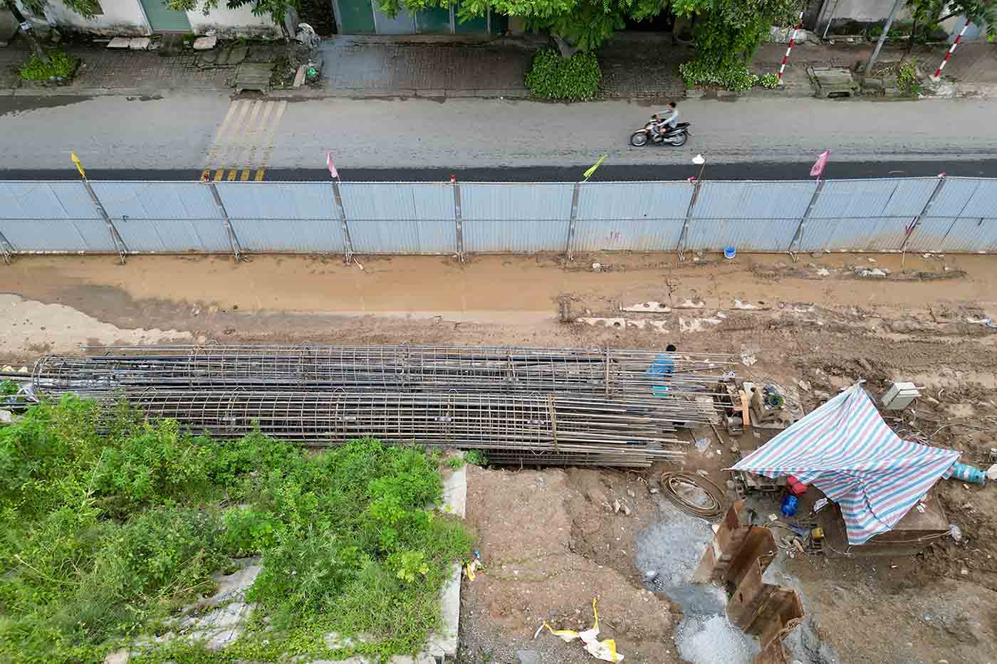 Công nhân đang làm các lồng thép phục vụ việc thi công cọc khoan nhồi làm móng cầu. Ảnh: Hữu Chánh