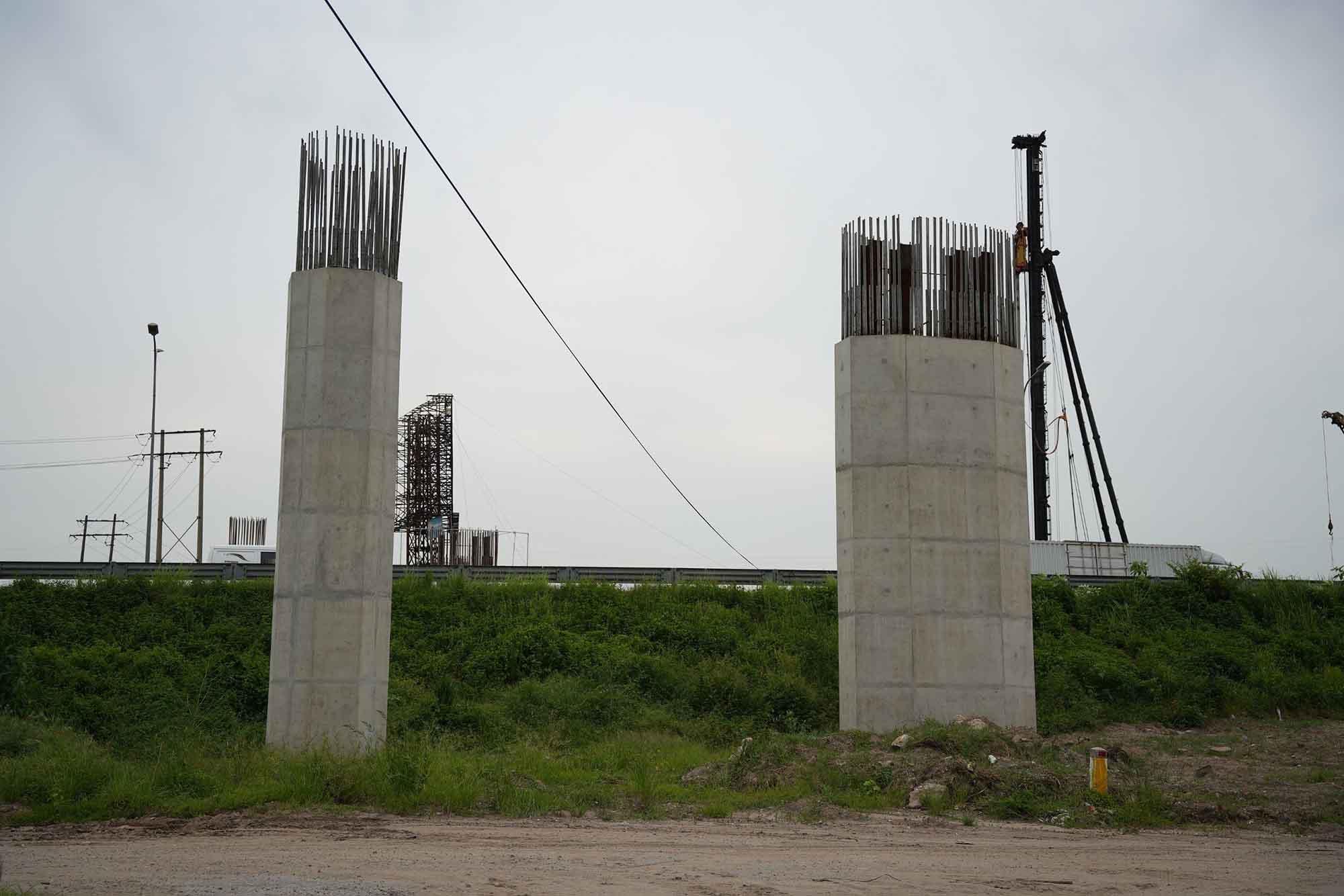 Here the contractor has completed the construction and installation of a number of bridge piers. Photo: Huu Chanh