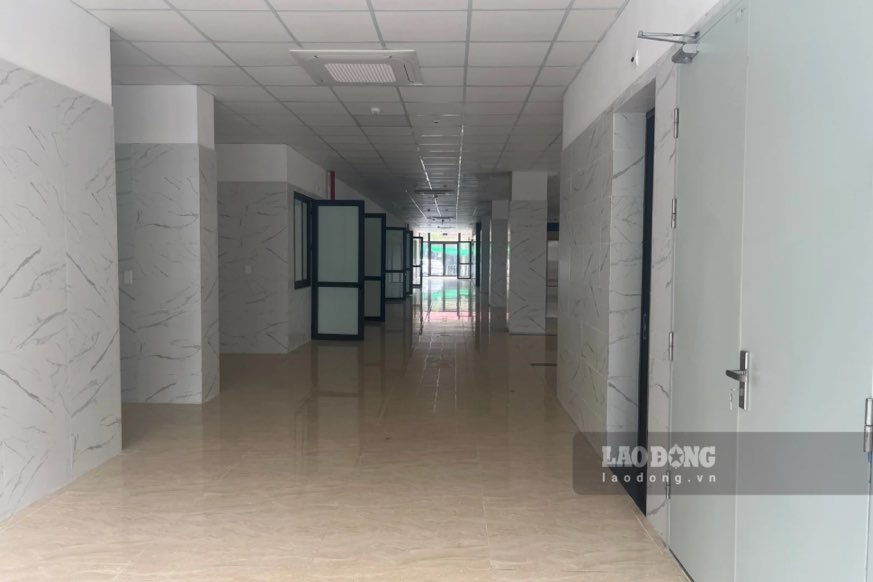 Inside the first floor area of ​​the building there were no signs of staff, patients or medical equipment.