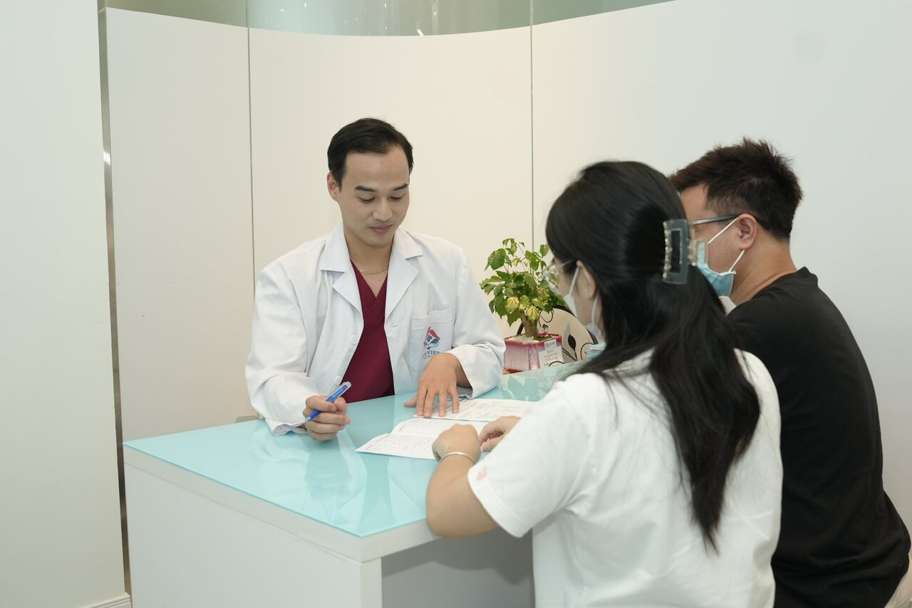 Bác sĩ Hà Văn Nguyên, Trung tâm Hỗ trợ sinh sản, Bệnh viện An Việt tư vấn cho vợ chồng hiếm muộn. Ảnh: Hải Phạm