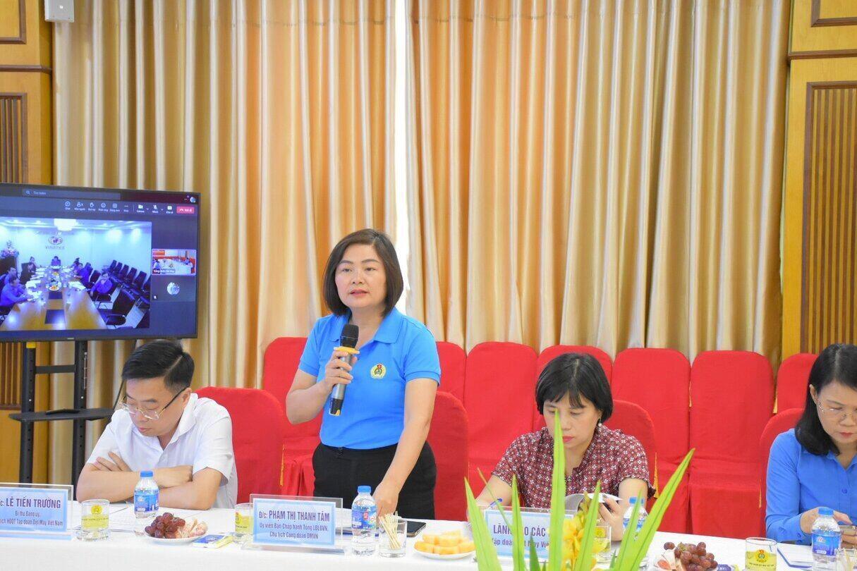 Ms. Pham Thi Thanh Tam spoke at the meeting. Photo: Vinh Hong