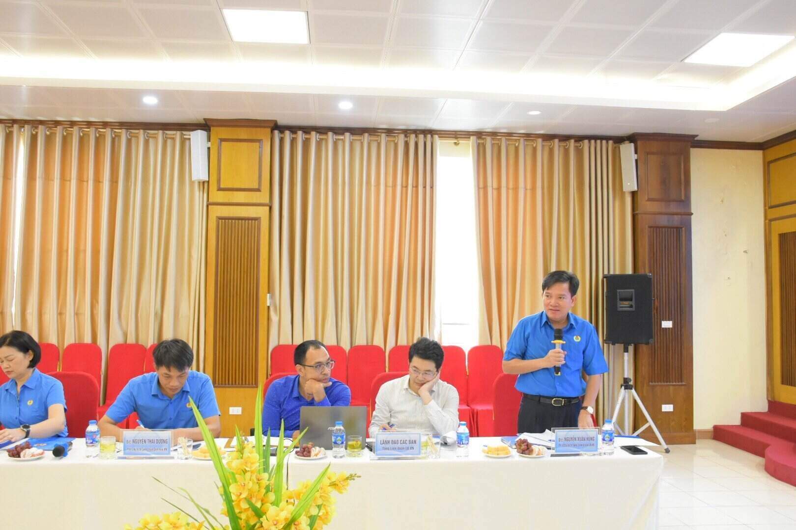 Phó Chủ tịch Tổng LĐLĐVN Nguyễn Xuân Hùng (ngoài cùng bên phải) phát biểu tại buổi làm việc về phát triển đoàn viên. Ảnh: Vĩnh Hồng