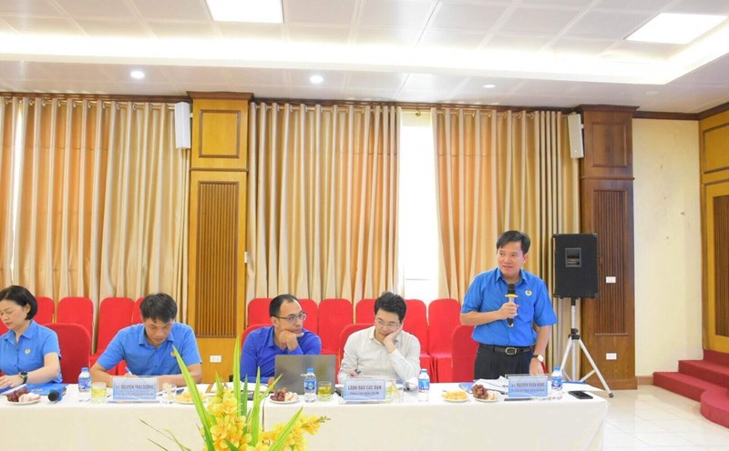 Phó Chủ tịch Tổng LĐLĐVN Nguyễn Xuân Hùng (ngoài cùng bên phải) phát biểu tại buổi làm việc về phát triển đoàn viên. Ảnh: Vĩnh Hồng