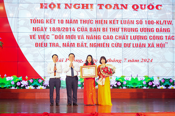 Comrade Nguyen Trong Nghia awarded the Prime Minister's Certificate of Merit to the Institute of Public Opinion. Photo: Dam Thanh