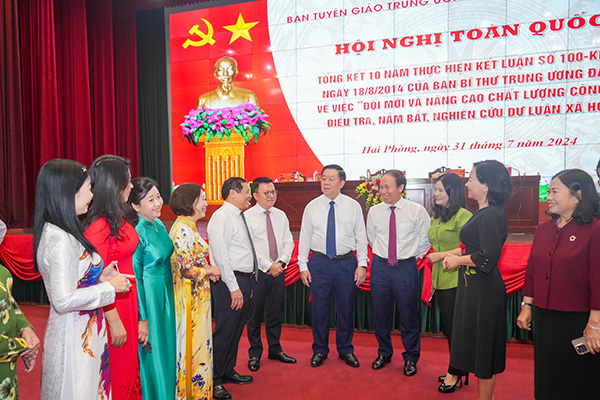 Đồng chí Nguyễn Trọng Nghĩa, Ủy viên Bộ Chính trị, Bí thư Trung ương Đảng, Trưởng Ban Tuyên giáo Trung ương cùng các đại biểu dự hội nghị ngày 31.7. Ảnh: Đàm Thanh