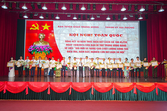 Individuals with outstanding achievements in investigating, capturing and researching public opinion are awarded certificates of merit by the Central Propaganda Department. Photo: Dam Thanh