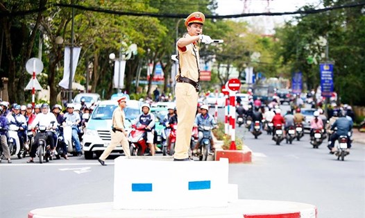 Cảnh sát giao thông được đề xuất trang bị thiết bị thông minh trong quá trình điều khiển giao thông. Ảnh: Bộ Công an