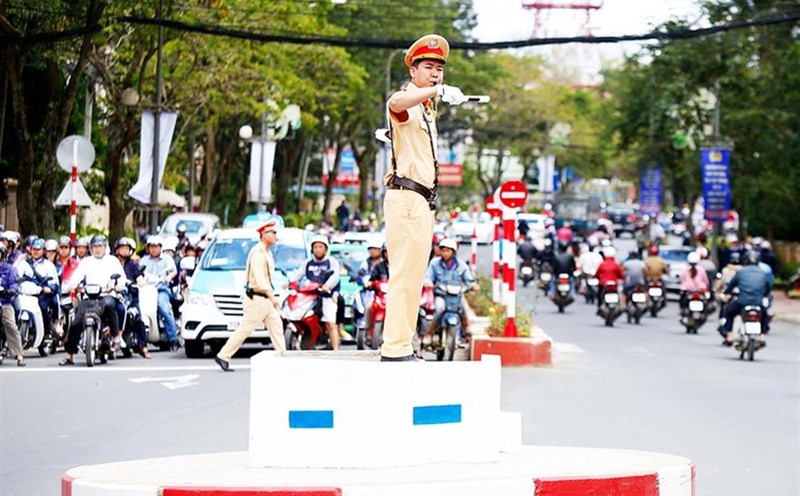 Cảnh sát giao thông được đề xuất trang bị thiết bị thông minh trong quá trình điều khiển giao thông. Ảnh: Bộ Công an
