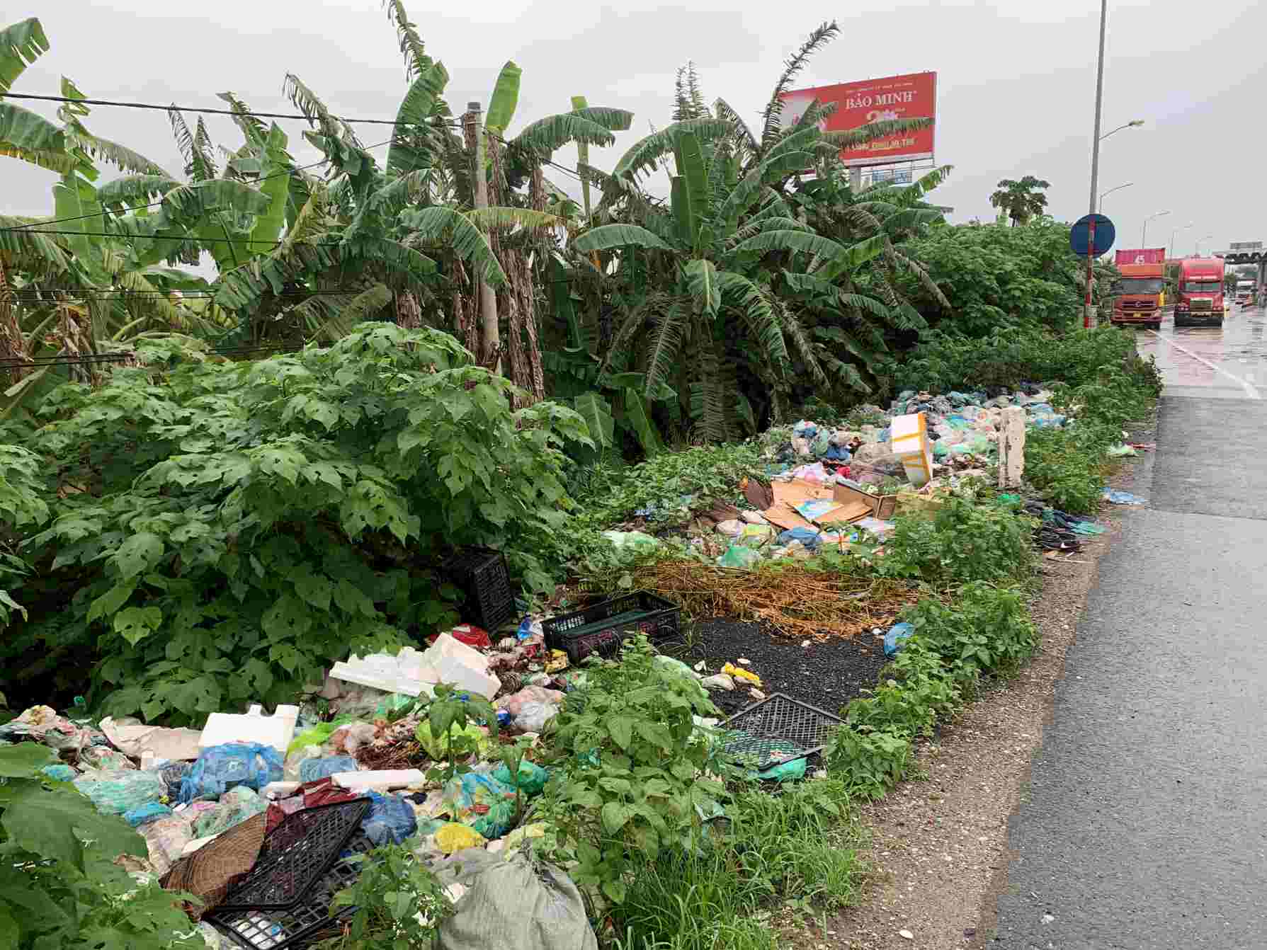 Bãi rác ngay gần trạm thu phí trên quốc lộ 10 đoạn qua huyện Tiên Lãng, Hải Phòng. Ảnh: Thiên Hà