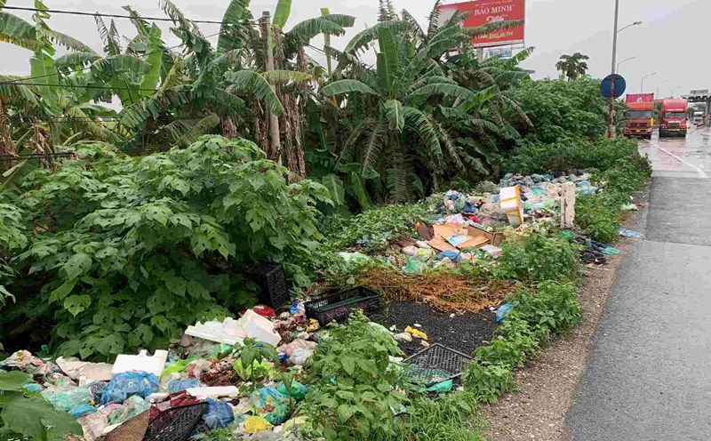 Bãi rác ngay gần trạm thu phí trên quốc lộ 10 đoạn qua huyện Tiên Lãng, Hải Phòng. Ảnh: Thiên Hà