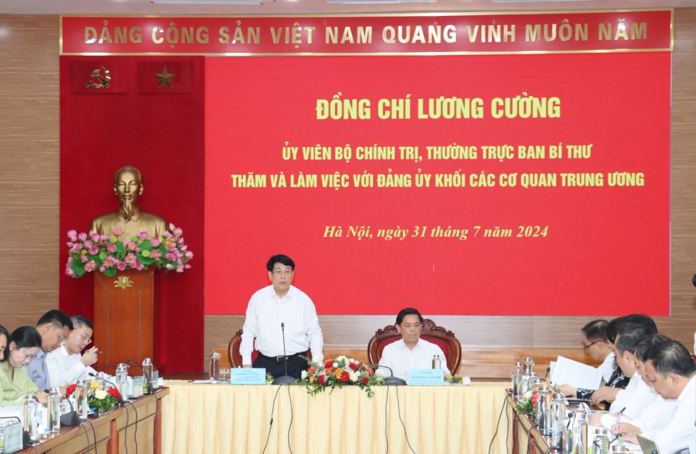 Thường trực Ban Bí thư nhấn mạnh những kết quả hoạt động của Đảng ủy Khối các cơ quan Trung ương góp phần vào công cuộc xây dựng, chỉnh đốn Đảng. Ảnh: T.Vương