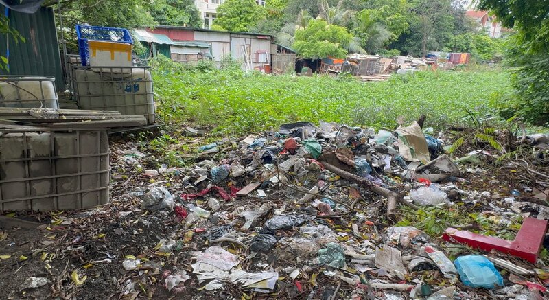 Ao Ngòi - Cầu Trại là nơi chứa rác thải của người dân từ nhiều năm qua. Ảnh: Hoàng Lộc