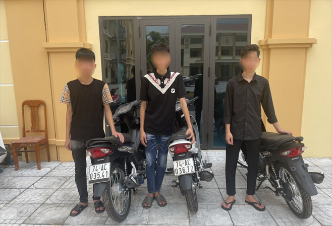 Các đối tượng cùng tang vật xe máy bị thu giữ đã bị khởi tố. Ảnh: CA Quảng Trị