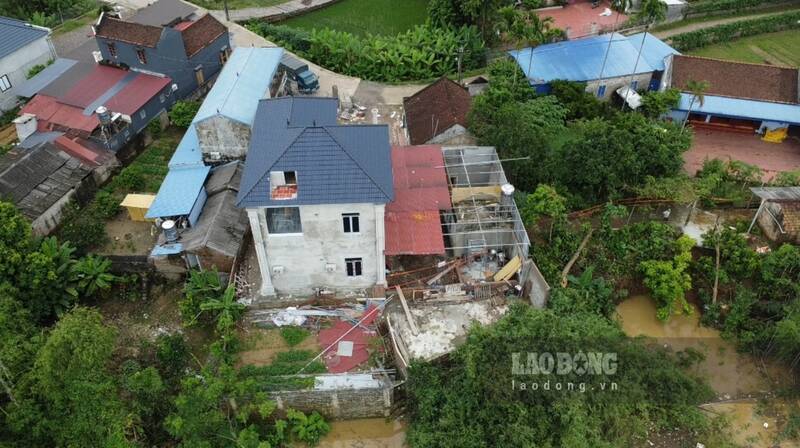 Tháo dỡ các công trình có nguy cơ sạt lở. Ảnh: Lam Thanh