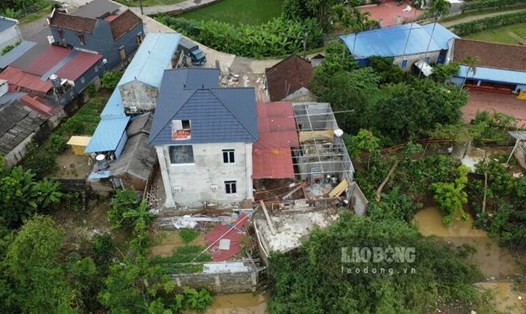 Tháo dỡ các công trình có nguy cơ sạt lở. Ảnh: Lam Thanh