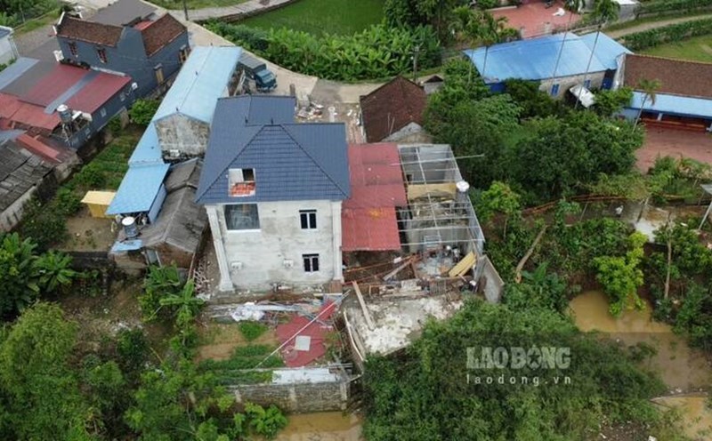 Tháo dỡ các công trình có nguy cơ sạt lở. Ảnh: Lam Thanh