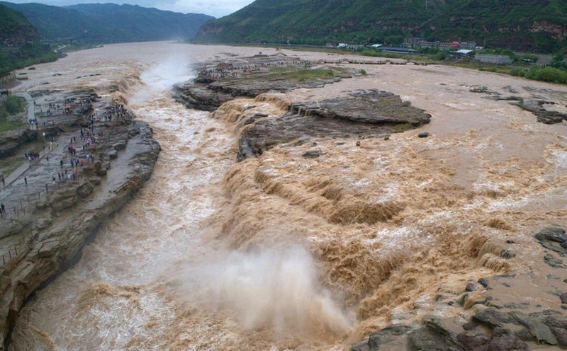 Thác Hukou trên sông Hoàng Hà ở Trung Quốc trong mùa lũ. Ảnh minh họa: Xinhua