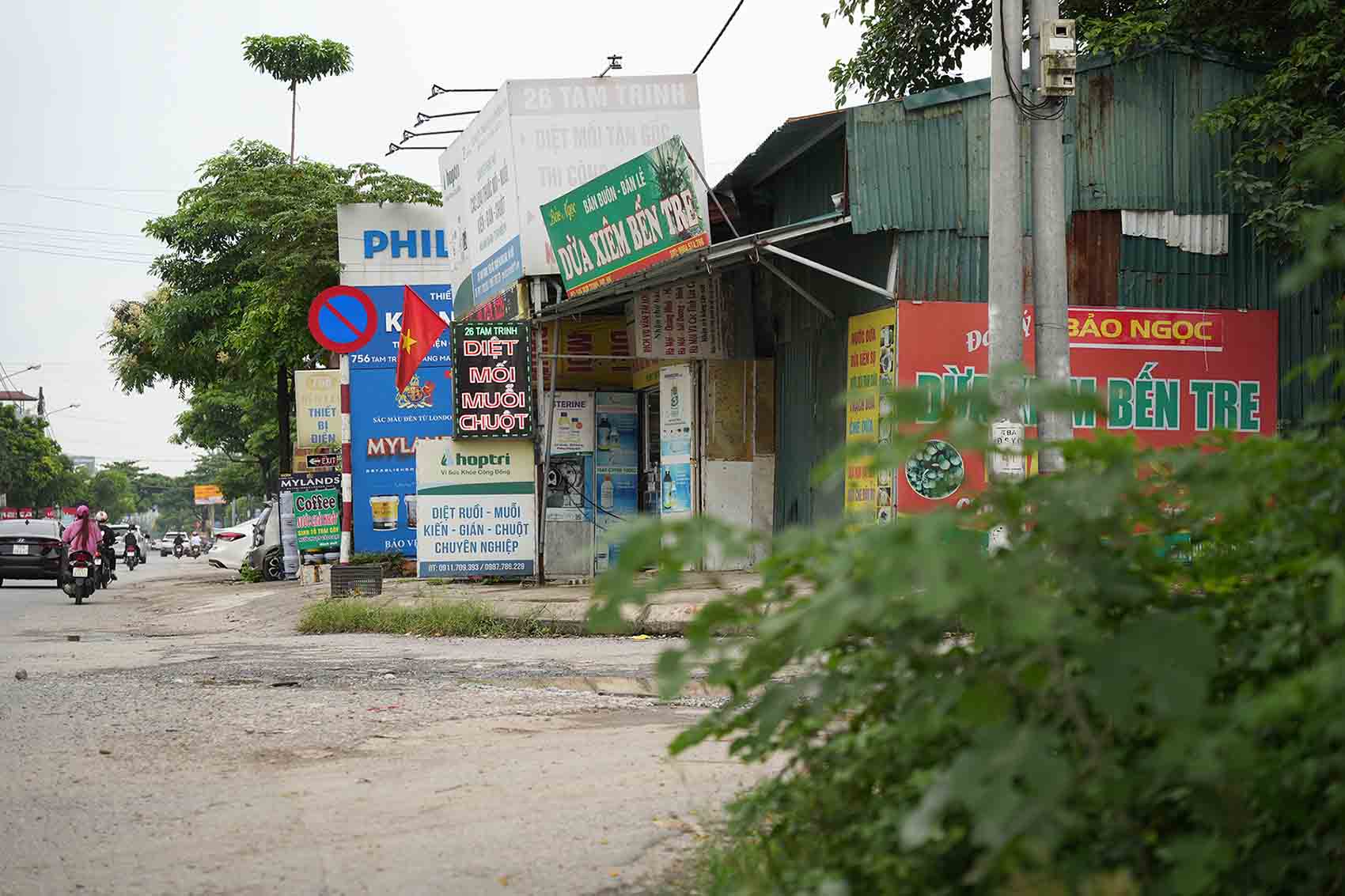 It is expected that by the end of September, Hoang Mai district will complete site clearance to expand Tam Trinh street. Photo: Huu Chanh