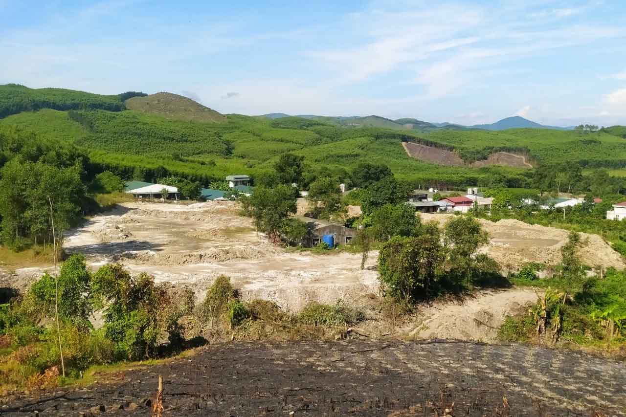 HTX Hoàng Phát đã hoàn thành di chuyển khoảng 2.000m3 chất thải ở trại lợn xã Kỳ Tây sang các hồ chứa có lót bạt để hạn chế ảnh hưởng đến môi trường. Ảnh: Trần Tuấn.