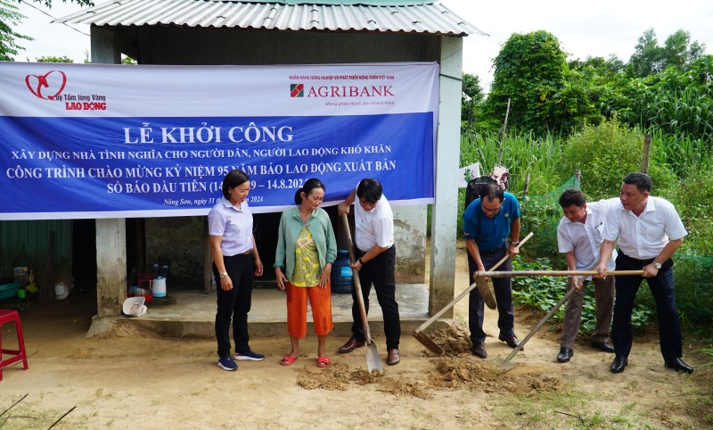 Báo Lao Động khởi công xây nhà tình nghĩa ở Nông Sơn, Quảng Nam. Ảnh Hoàng Bin