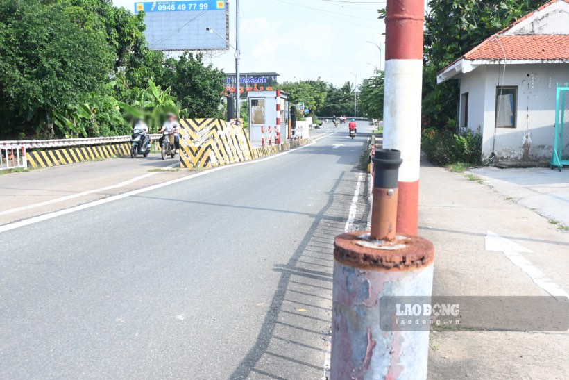 Trạm thu phí tại cồn Thới Sơn (TP Mỹ Tho, tỉnh Tiền Giang) đã ngưng hoạt động từ lâu nhưng vẫn chưa tháo dỡ gây cản trở lưu thông. Ảnh: Thành Nhân