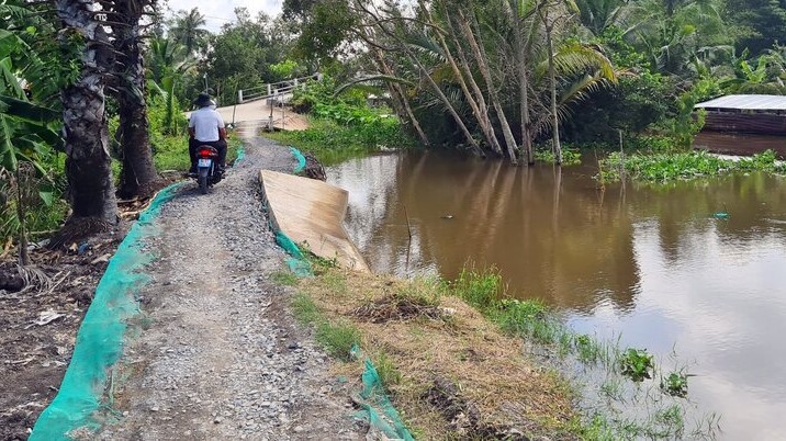 Đoạn đường vừa mới làm xong đã sụt lún đất. Ảnh: Nhật Hồ