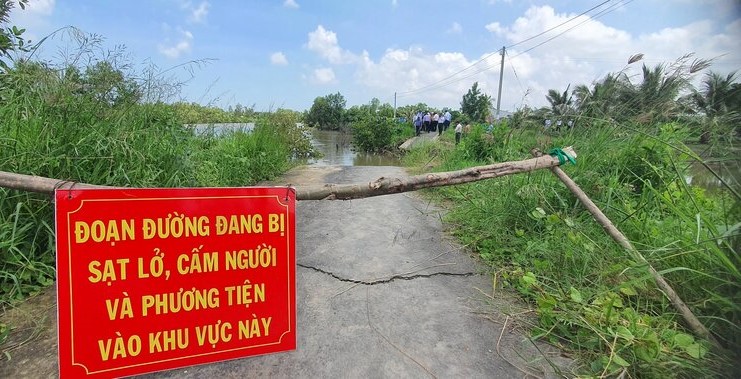 Cắm biển cảnh báo sạt lở, sụt lún đất tại huyện Đông Hải, tỉnh Bạc Liêu. Ảnh: Nhật Hồ