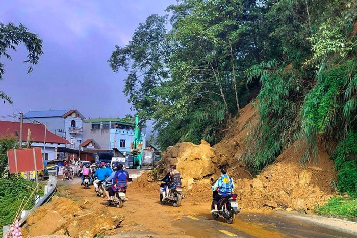 Các phương tiện có thể di chuyển sau khi đất đá sạt lở được dọn dẹp. Ảnh: Tùng Lâm