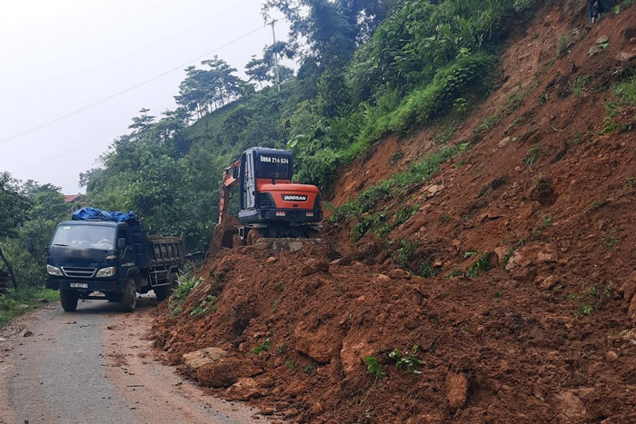 Nhân lực cùng may móc được huy động để dọn dẹp đất đá tại các tuyến đường bị sạt lở ở Lào Cai. Ảnh: Tùng Lâm