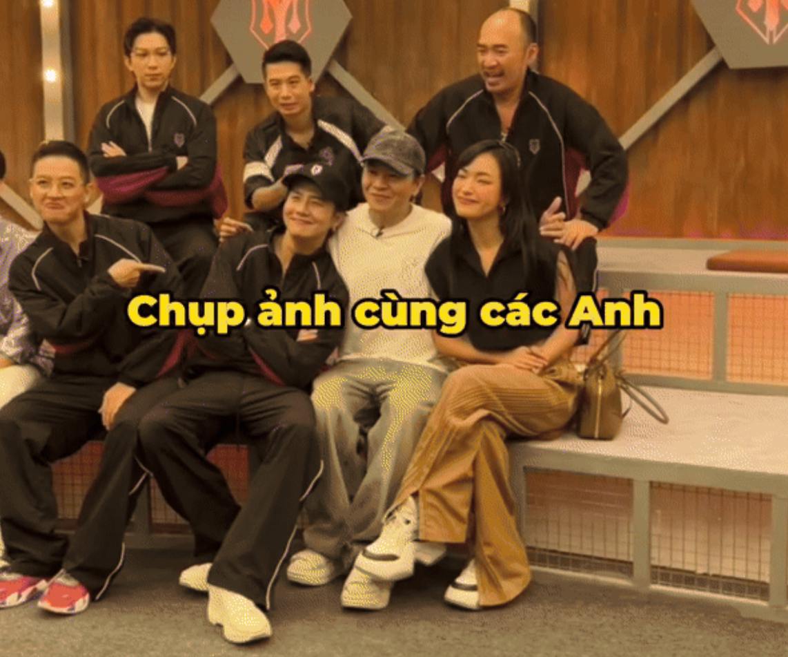 Chau Bui took pictures with the "talented guys". Photo: Cut from clip