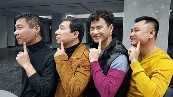 People's Artist Tu Long shows off his "music group" full of comedians. Photo: Character Facebook