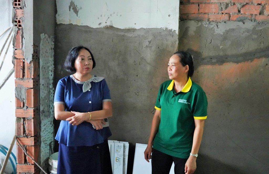 Phó Chủ tịch LĐLĐ tỉnh Kiên Giang Trang Thị Bích Ngọc thăm hỏi, động viên gia đình đoàn viên Huế. Ảnh: LĐLĐ Kiên Giang