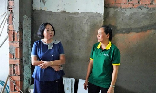 Phó Chủ tịch LĐLĐ tỉnh Kiên Giang Trang Thị Bích Ngọc thăm hỏi, động viên gia đình đoàn viên Huế. Ảnh: LĐLĐ Kiên Giang