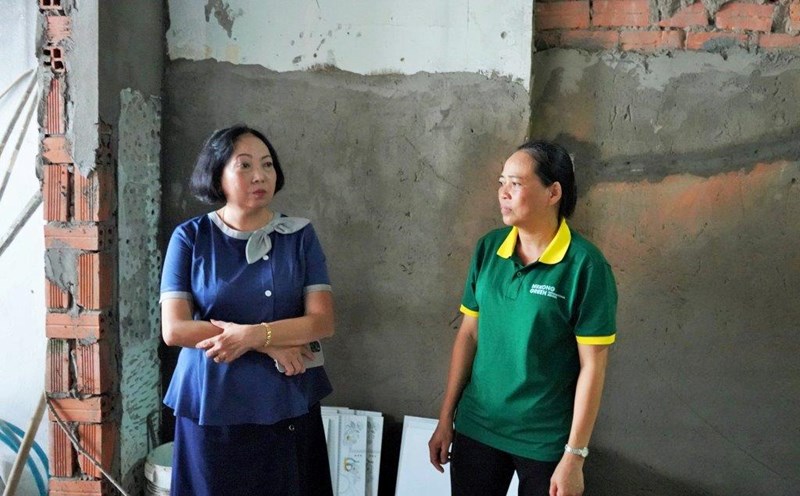 Phó Chủ tịch LĐLĐ tỉnh Kiên Giang Trang Thị Bích Ngọc thăm hỏi, động viên gia đình đoàn viên Huế. Ảnh: LĐLĐ Kiên Giang