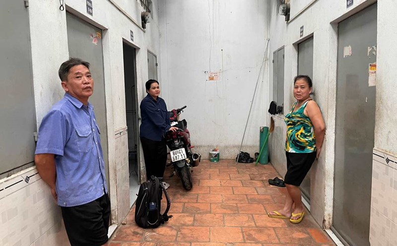 Công nhân bị chậm lương, có người không còn tiền đóng tiền nhà trọ. Ảnh: Đình Trọng