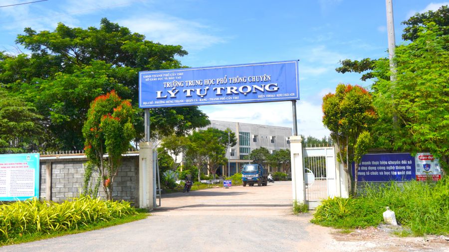 Thanh tra phát hiện nhiều vi phạm trong thu chi tại Trường THPT Chuyên Lý Tự Trọng. Ảnh: Yến Phương