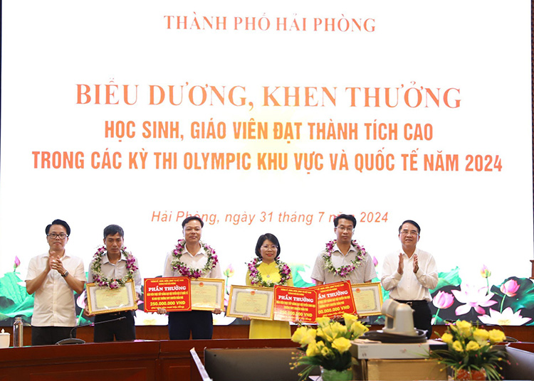 Hai Phong City leaders rewarded 4 teachers whose students won international awards. Photo: Thanh Nga