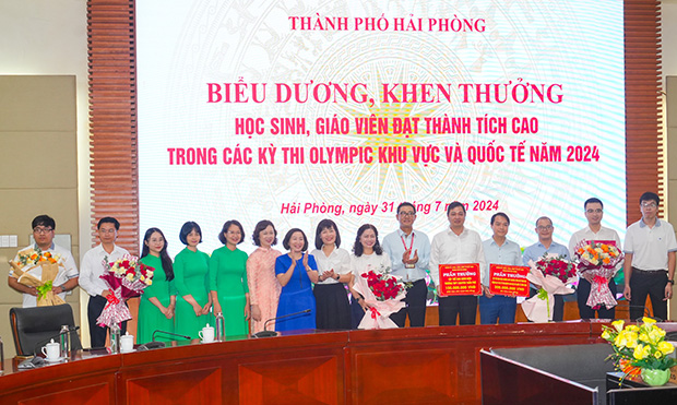 Ban giám hiệu, giáo viên trường THPT chuyên Trần Phú được khen thưởng. Ảnh: Thanh Nga