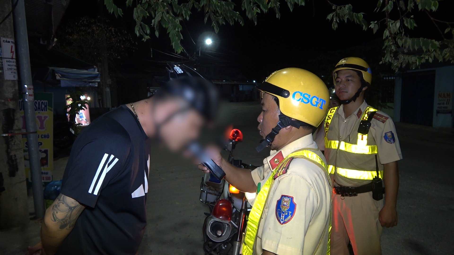 Công an TP Huế xử lý hàng trăm trường hợp vi phạm nồng độ cồn trong 3 ngày đầu ra quân. Ảnh: Công Quang.